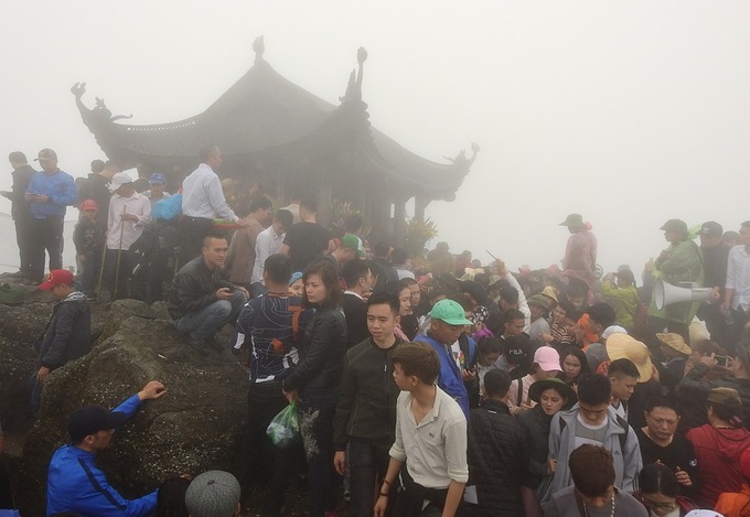 Hàng nghìn người trẩy hội Yên Tử trong sương mù